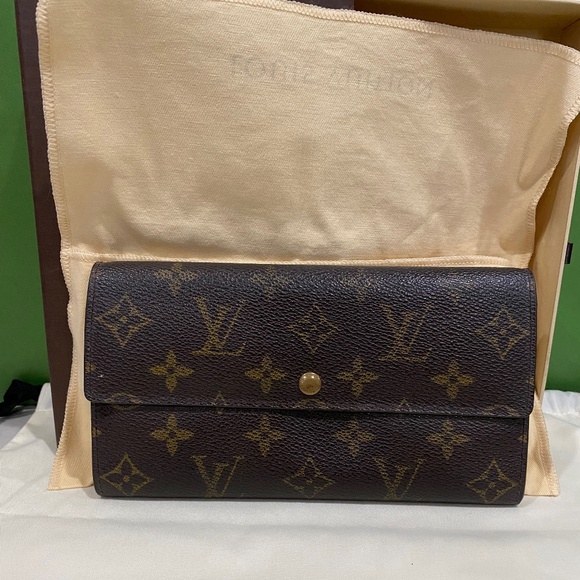 Louis Vuitton Handbags - Louis vuitton monogram Sarah wallet